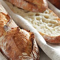 Die aufgeschnittenen Baguettes mit T65 zeigen ihre saftige Krume.