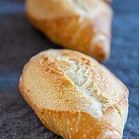 Das goldgelb ausgebackene Mailänderbrötchen hat sich an der Einschnittstelle sehr weit geöffnet.