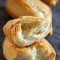 Ein auseinandergebrochenes Mailänderbrötchen zeigt die feinporige, lockere Krume.