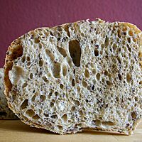 Die Leinkissen haben eine sehr luftig-lockere, saftige und mittelporige Krume.