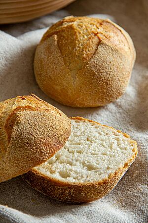 Angeschnitten zeigt sich die fluffige, helle Krume der knusprigen Brötchen.