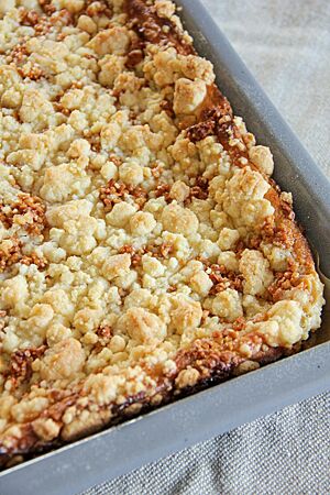 Mit goldbraunem Rand und buttrigen Streuseln liegt der ausgebackene Kuchen im Blech.