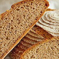 Das Mischbrot aus dem zweiten Backversuch zeigt im Anschnitt den flachen Brotquerschnitt und die kleinporige Krume.
