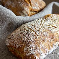 Das goldbraun ausgebackene Ciabatta hat eine glatte, bemehlte Kruste.