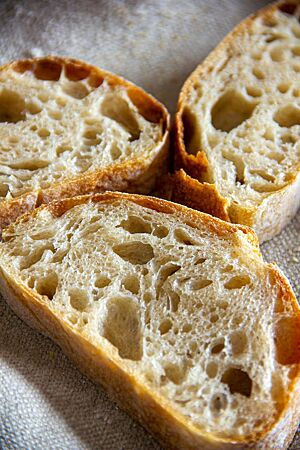 Die Krume des Sauerteig-Ciabattas ist luftig und locker.