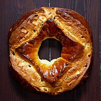 Das süße Feingebäck in Form eines Ringes hat eine goldbraun ausgebackene Kruste mit glänzender Oberfläche.