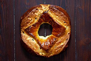 Das süße Feingebäck in Form eines Ringes hat eine goldbraun ausgebackene Kruste mit glänzender Oberfläche.