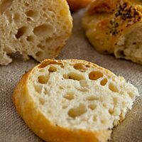 Der Anschnitt des Dinkelbrötchens aus dem zweiten Backversuch zeigt die lockere, aber etwas trockene Krume.