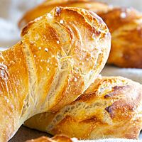 Die Formgebung durch Verdrehen der Teiglinge ist nach dem Backen in der rustikal aufgerissenen, knusprigen Kruste gut sichtbar.