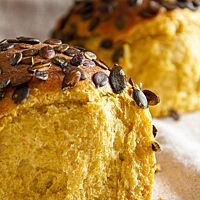 Das in einer Kastenform gebackene Kürbisbrot hat eine fluffige, elastische und saftige Krume.