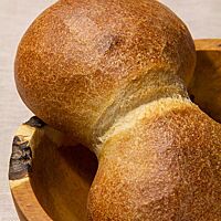 Das goldbraun ausgebackene Doppelbrötchen hat eine glatte, leicht glänzende Oberfläche.