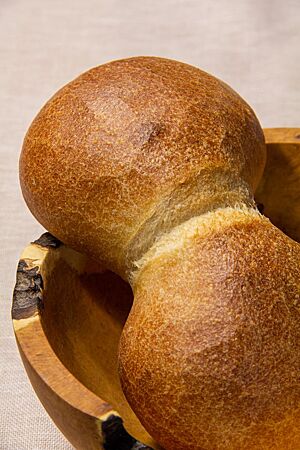 Das goldbraun ausgebackene Doppelbrötchen hat eine glatte, leicht glänzende Oberfläche.