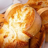Die goldgelbe Kruste der Weizenbrötchen hat sich am Einschnitt weit geöffnet.