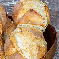 Durch den Kreuzschnitt auf der Oberseite haben die Thüringer Rücklinge einen großen Krustenanteil.