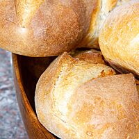 Die goldgelb ausgebackene Kruste der Thüringer Rücklinge ist knusprig und gefenstert.