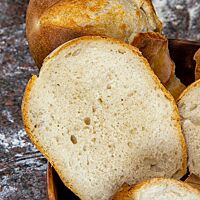Im Anschnitt zeigen sich die Thüringer Rücklinge kleinporig und wattig.