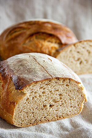 Das Brot nach Art eines Pain Campaillou im Anschnitt zeigt die lockere Krume.