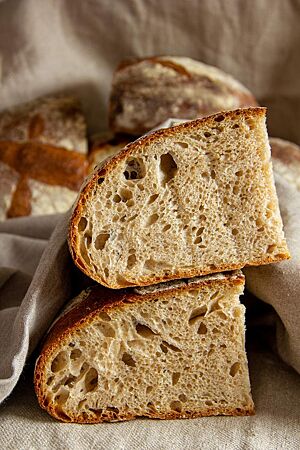 Im Anschnitt des Tourte de Meule wird die lockere, saftige Krume sichtbar.