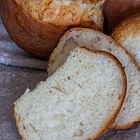 Im Anschnitt kommt die wattige, lockere Krumenstruktur der goldbraunen Franzsemmeln zum Vorschein.