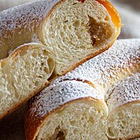 Angeschnitten zeigt die Ensaïmada de cabell d’àngel ihre saftige, fluffige Krume.