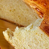 Ein auseinandergezupftes Stück der Pogne de Romans zeigt die wattige und elastische Krume.