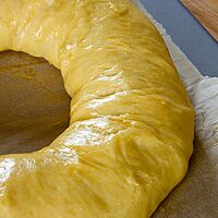 Der ungebackene, ringförmige Teigling der Pogne de Romans hat eine glänzende Oberfläche.