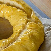 Der Teigling der Pogne de Romans hat der Ringform entlang mittig gesetzte Einschnitte, die sich an ihren Enden etwas überlappen.