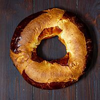 Typisch für die Pogne de Romans ist ihre Ringform und die in Dreiecksform ausgeführten Einschnitte, die sich an ihren Enden jeweils etwas überlappen.