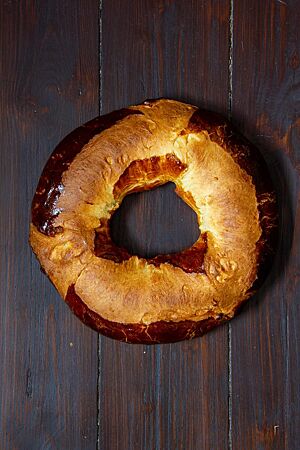 Typisch für die Pogne de Romans ist ihre Ringform und die in Dreiecksform ausgeführten Einschnitte, die sich an ihren Enden jeweils etwas überlappen.