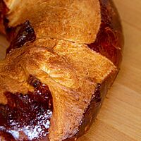 Auf der gebackenen Pogne de Romans sind zwei sich überlappende Einschnitte zu sehen.