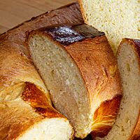 Die in Scheiben geschnittene Pogne de Romans zeigt ihre lockere, kleinporige Krume.