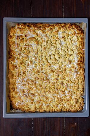 Die Streusel des Prasselkuchens sind leicht gebräunt und mit einer Zuckerglasur überzogen.