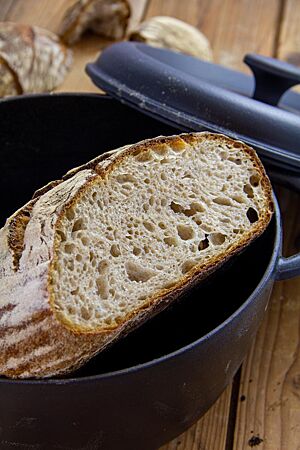 Im Anschnitt zeigt das Weizensauerteigbrot seine lockere, elastische Krume.