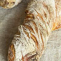 Das Wurzelbrot hat eine verdrehte, bemehlte und kräftig ausgebackene Kruste.