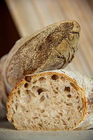 Angeschnitten zeigt das Wurzelbrot die luftige, lockere Krume.