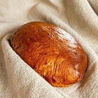 Das Apfelbrot hat eine goldbraun ausgebackene, glatte und glänzende Kruste.