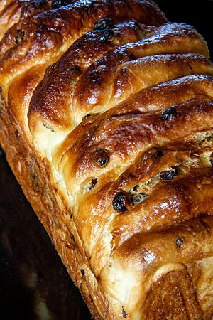 Die goldbraun ausgebackene Brioche hat eine glänzende Oberfläche.
