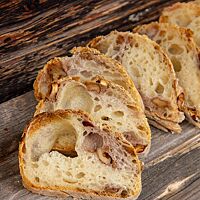 Im Anschnitt zeigt das Wurzelbrot die Walnüsse in der lockeren, elastischen Krume.