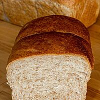 Im Anschnitt zeigt sich die wattige, feinporige Krume des Pain de Mie.