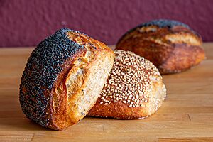 Die kräftig ausgebackenen Joghurt-Brötchen haben auf der Oberseite eine dichte Saatenschicht aus Mohn oder Sesam.