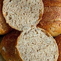 Die kleinporige, lockere Krume der Frühstücksbrötchen ist umgeben von einer dünnen, knusprigen Kruste.