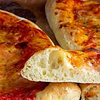 Im Anschnitt zeigt die Pizza ihre elastische, lockere Krume.
