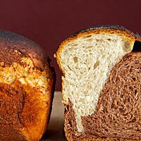 Das Meditationsbrot zeigt sich im Anschnitt diagonal geteilt zweifarbig: Die linke Hälfte ist beinahe weiß, die rechte braun. Die Krume ist kleinporig und elastisch. Auf der kräftig ausgebackenen Kruste ist die Würzmischung zu sehen.