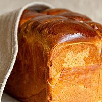 Der goldbraun ausgebackene Sonntagsstuten wurde aus zehn Teiglingen zusammengesetzt und in einer Kastenform gebacken.