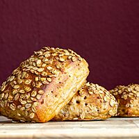 Die goldbraun ausgebackenen Keuperbrötchen wurden vor dem Backen in Roggenflocken gewälzt.