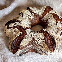 Das sternförmige Weihnachtsbrot liegt auf einem Leinentuch.
