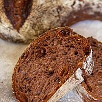 Das Weihnachtsbrot im Anschnitt zeigt die dunkelbraun gefärbte, lockere Krume.