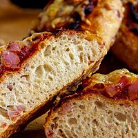 Im Anschnitt zeigen die Pizzabrötchen Schinkenstückchen in der lockere, elastischen Krume.