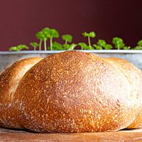Das goldbraun ausgebackene Weißbierbrot hat eine leicht glänzende Kruste.