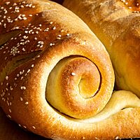 Das Baguette Tourbillon wurde von beiden Seiten zur Mitte hin aufgerollt und ist auf der Oberfläche mit Sesam bestreut.